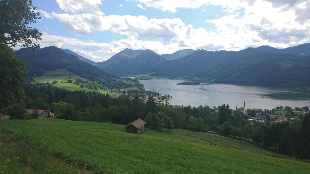 Ferienwohnung VIP Deluxe 107qm auf zwei Etagen 1 Dopplezimmer EG 1 Doppelzimmer auf der Galerie sowie 2 Badezimmer und komplette Küche mit Mikrowelle und Backofen Ideal für 1 bis 6 Gäste Direkter Blick auf Garten und Bergblick Alles nur nicht 0815 Schliersee Exterior foto