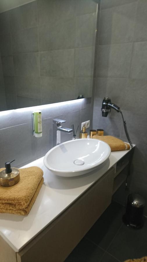 Ferienwohnung VIP Deluxe 107qm auf zwei Etagen 1 Dopplezimmer EG 1 Doppelzimmer auf der Galerie sowie 2 Badezimmer und komplette Küche mit Mikrowelle und Backofen Ideal für 1 bis 6 Gäste Direkter Blick auf Garten und Bergblick Alles nur nicht 0815 Schliersee Exterior foto