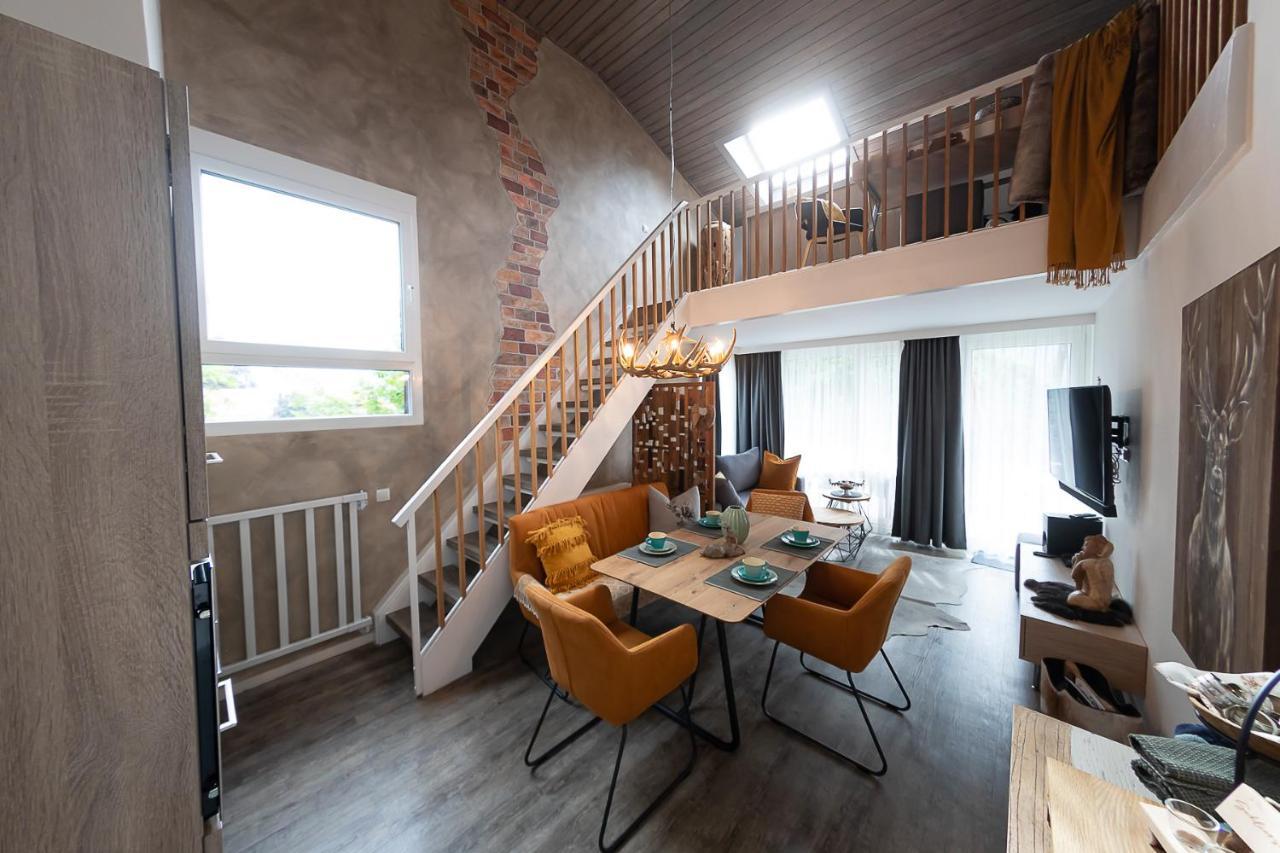 Ferienwohnung VIP Deluxe 107qm auf zwei Etagen 1 Dopplezimmer EG 1 Doppelzimmer auf der Galerie sowie 2 Badezimmer und komplette Küche mit Mikrowelle und Backofen Ideal für 1 bis 6 Gäste Direkter Blick auf Garten und Bergblick Alles nur nicht 0815 Schliersee Exterior foto