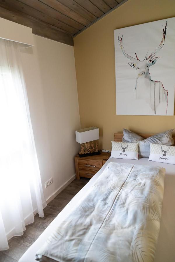 Ferienwohnung VIP Deluxe 107qm auf zwei Etagen 1 Dopplezimmer EG 1 Doppelzimmer auf der Galerie sowie 2 Badezimmer und komplette Küche mit Mikrowelle und Backofen Ideal für 1 bis 6 Gäste Direkter Blick auf Garten und Bergblick Alles nur nicht 0815 Schliersee Exterior foto